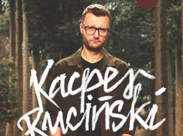 Zdjęcie stand-upera Kacpra Rucińskiego.