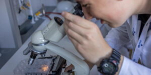 Read more about the article Jesienna edycja bezpłatnych warsztatów naukowych dla młodzieży ADAMED SmartUP Academy w Lublinie