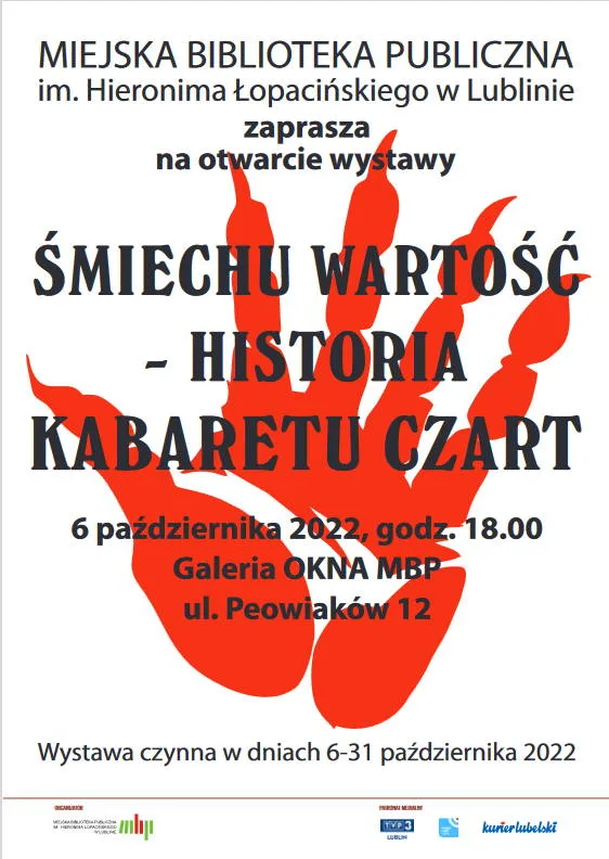 Plakat z czerwoną czarcią łapą na białym tle, zachęcający do odwiedzenia wystawy 