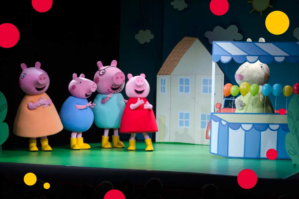 Zdjęcie ze spektaklu da dzieci " Świnka Peppa na żywo".