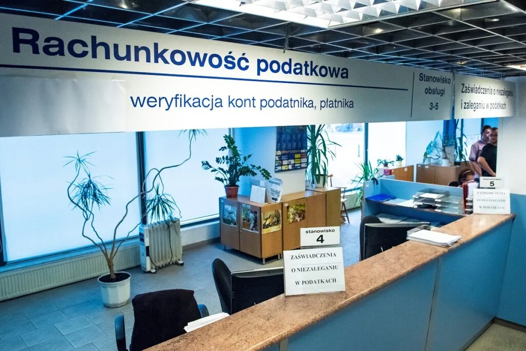 Zdjęcie wnętrza Urzędu Skarbowego.