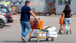Read more about the article Przez inflację Polacy odpuszczają remonty. W sklepach budowlanych widać duże spadki ruchu