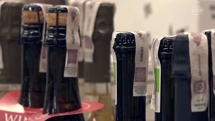 Zdjęcie butelek wina jako ilustracja do raportu o konsumpcji alkoholu w Polsce.