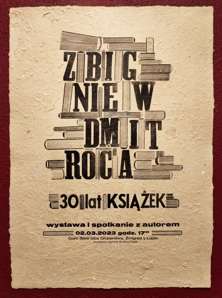 Plakat reklamujący wernisaż wystawy i spotkanie autorskie ze Zbigniewem Dmitrocą.