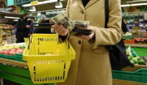 Read more about the article Zmiana „liderów” drożyzny w sklepach. Już nie cukier i olej najbardziej drenują portfele Polaków