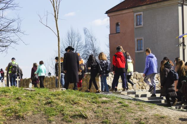 Zdjęcie z Marszu Pamięci, corocznego wydarzenia organizowanego z okazji rocznicy likwidacji ochronki żydowskiej.