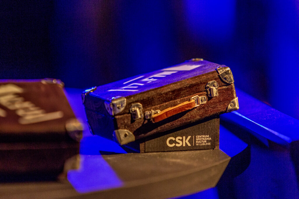 Zdjęcie nagród przyznawanych za zwycięstwo w 17. Festiwalu Teatrów Niewielkich.