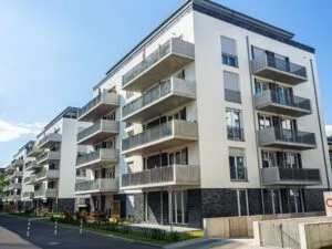 Read more about the article Gwałtowne wzrosty cen mieszkań, czy stabilizacja? Co czeka rynek nieruchomości w 2024 roku