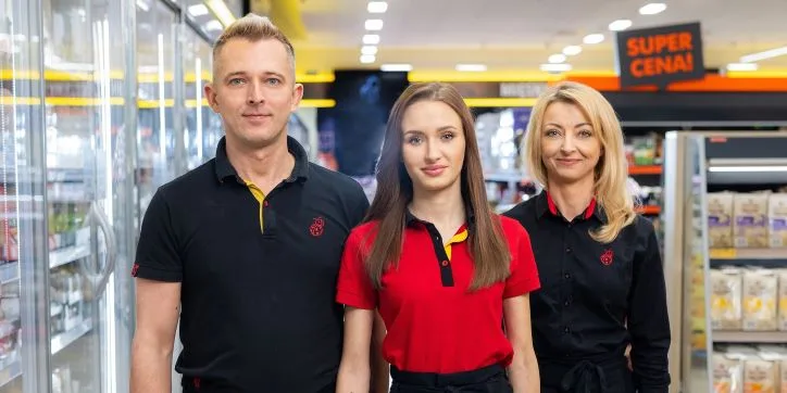Zdjęcie przedstawiające pracowników sieci Biedronka we wnętrzu sklepu.