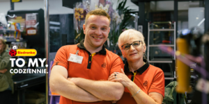 Read more about the article Biedronka docenia pracowników… trzynastozgłoskowcem