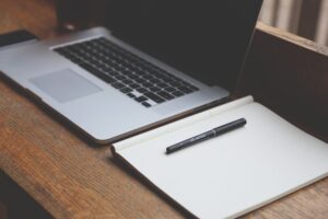 Read more about the article Praca na umowie zlecenie – czy warto?