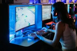 Read more about the article Czterech na 10 Polaków miało do czynienia z deepfake’ami.
