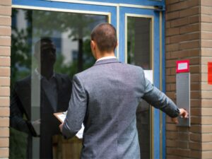 Read more about the article Nie ma dłużnika w domu? Komornik wręczy pismo dorosłemu domownikowi