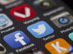 Read more about the article Social media tylko za zgodą dorosłych. Polacy zdecydowani na zakaz dla dzieci i młodzieży