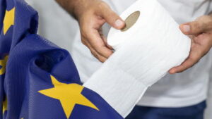 Read more about the article UE uderza w rynek papieru toaletowego! W sklepach może być coraz drożej