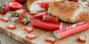 Read more about the article Rabarbar powraca do łask – szef kuchni odkrywa jego potencjał