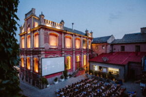 Read more about the article LETNIE KINO PERŁA – Kino pod chmurką startuje 2.VI.