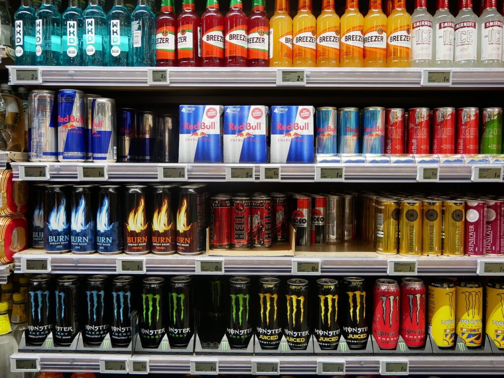 Zdjęcie półki z napojami energetycznymi.