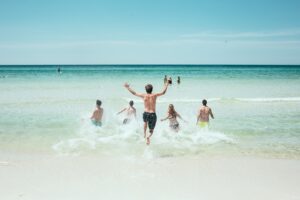 Read more about the article Urlop nie tylko latem – kiedy jechać oraz czym płacić?