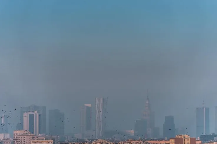 Zdjęcie zanieczyszczonego powietrza nad miejskimi budynkami.