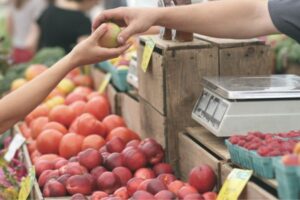 Read more about the article Bazary i targowiska walczą o klientów. Polacy głównie kupują tam warzywa i owoce.