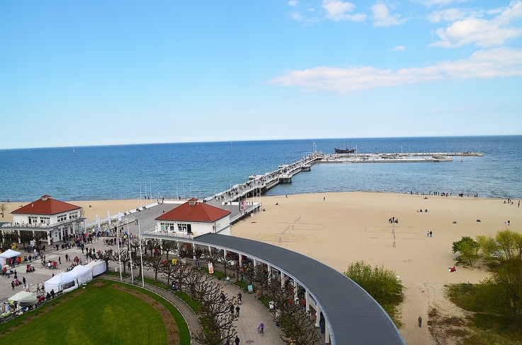 Zdjęcie plaży i pobliskich zabudowań.