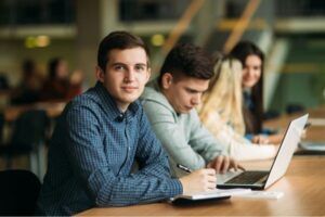Read more about the article 46 proc. studentów płaci za wynajem mieszkania lub pokoju w akademiku – analiza rankomat.pl
