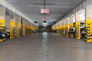 Read more about the article Dmuchanie na zimne czy realne zagrożenie? Zakaz wjazdu elektryków do garaży pod lupą