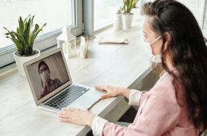 Read more about the article Konsultacje lekarskie online: kiedy i jak skorzystać z e-przychodni?