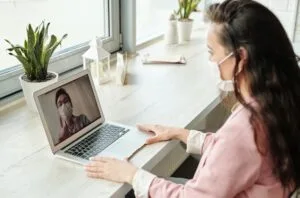 Read more about the article Konsultacje lekarskie online: kiedy i jak skorzystać z e-przychodni?