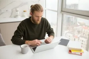 Read more about the article Studiowanie przez internet – przyszłość branży edukacyjnej?