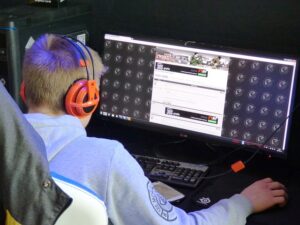 Read more about the article Młodzi internauci w niebezpieczeństwie? Polacy chcą działań
