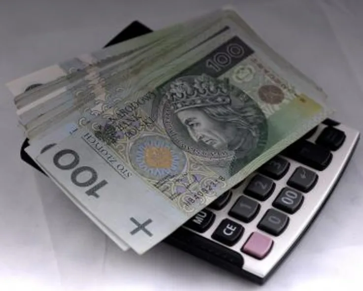 Zdjęcie banknotów położonych na kalkulatorze