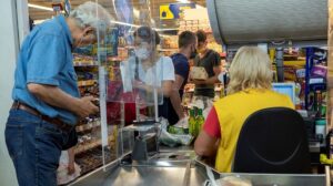 Read more about the article Spada dynamika wzrostu cen w sklepach. Jednak dwucyfrowe podwyżki wciąż drenują portfele Polaków.