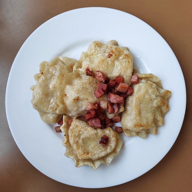 Zdjęcie talerza z pierogami.