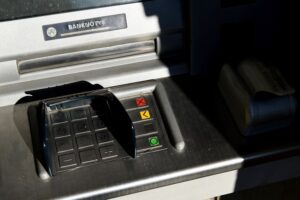 Read more about the article Opłaty i prowizje – ile tak naprawdę płacimy za prowadzenie konta?