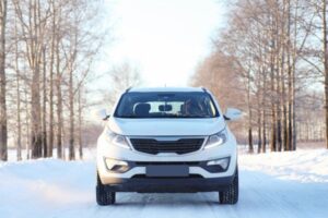 Read more about the article Jak zabezpieczyć samochód przed zimą? Praktyczny niezbędnik dla kierowców