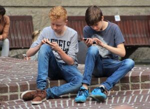Read more about the article Świąteczny prezent dla dziecka? Raczej nie smartfon