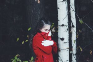 Read more about the article Wiosenne płaszcze i kurtki – jak wybrać idealne okrycie?