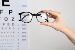 Read more about the article Krótkowzroczność – przyczyny, objawy i metody leczenia