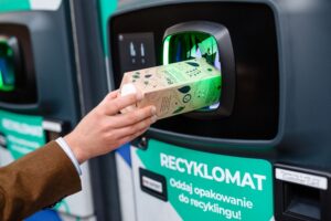Read more about the article Opakowania kartonowe również mogą trafić do recyklomatów