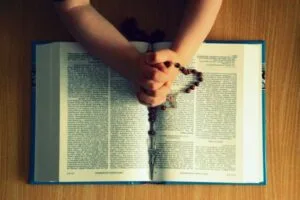 Read more about the article Prawo.pl: także szkoły niepubliczne nie będą uwzględniać stopnia z religii i etyki w średniej ocen