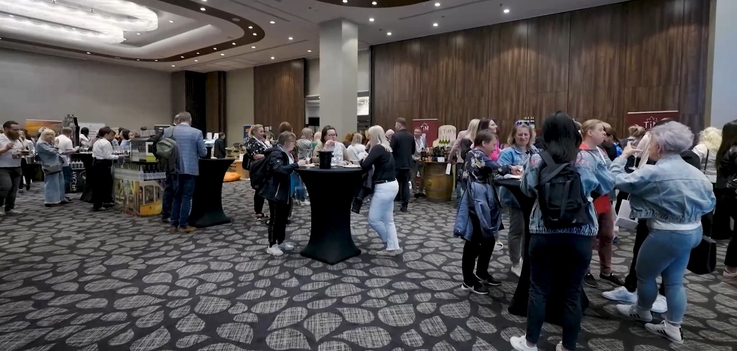 Zdjęcie ludzie zebranych na evencie promującym wino.