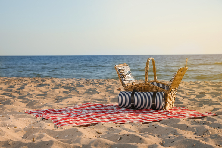 Zdjęcie piknikowego ekwipunku na plaży.