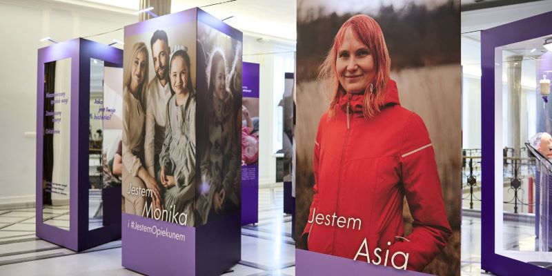 Zdjęcie kobiety w czerwonej kurtce, z podpisem Jesem Asia