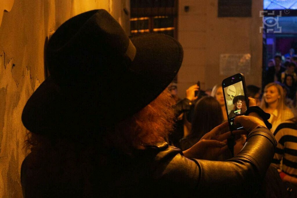 Zdjęcie kobiety robiącej selfie.