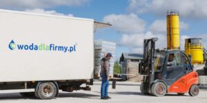 Read more about the article Woda w szklanych butelkach hurtownia, która zadba o Twoje przedsiębiorstwo!