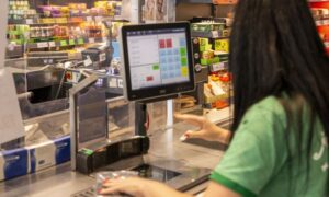 Read more about the article Powrót VAT-u na żywność coraz bardziej martwi Polaków.