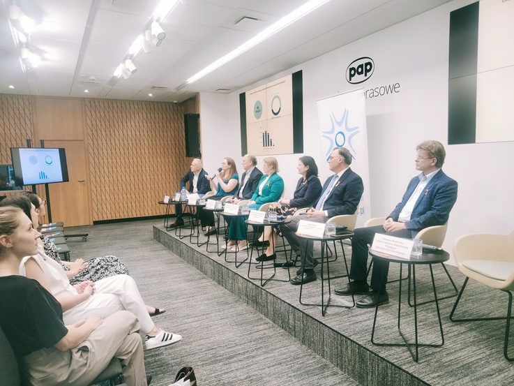 Zdjęcie zespołu naukowców podczas panelu dyskusyjnego nt. stwardnienia rozsianego.