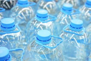 Read more about the article Woda w plastikowej butelce po wystawieniu na słońce może zawiera szkodliwe substancje